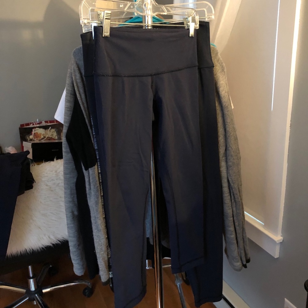 Lululemon Navy Crops sz 2 - Picture 3 of 5